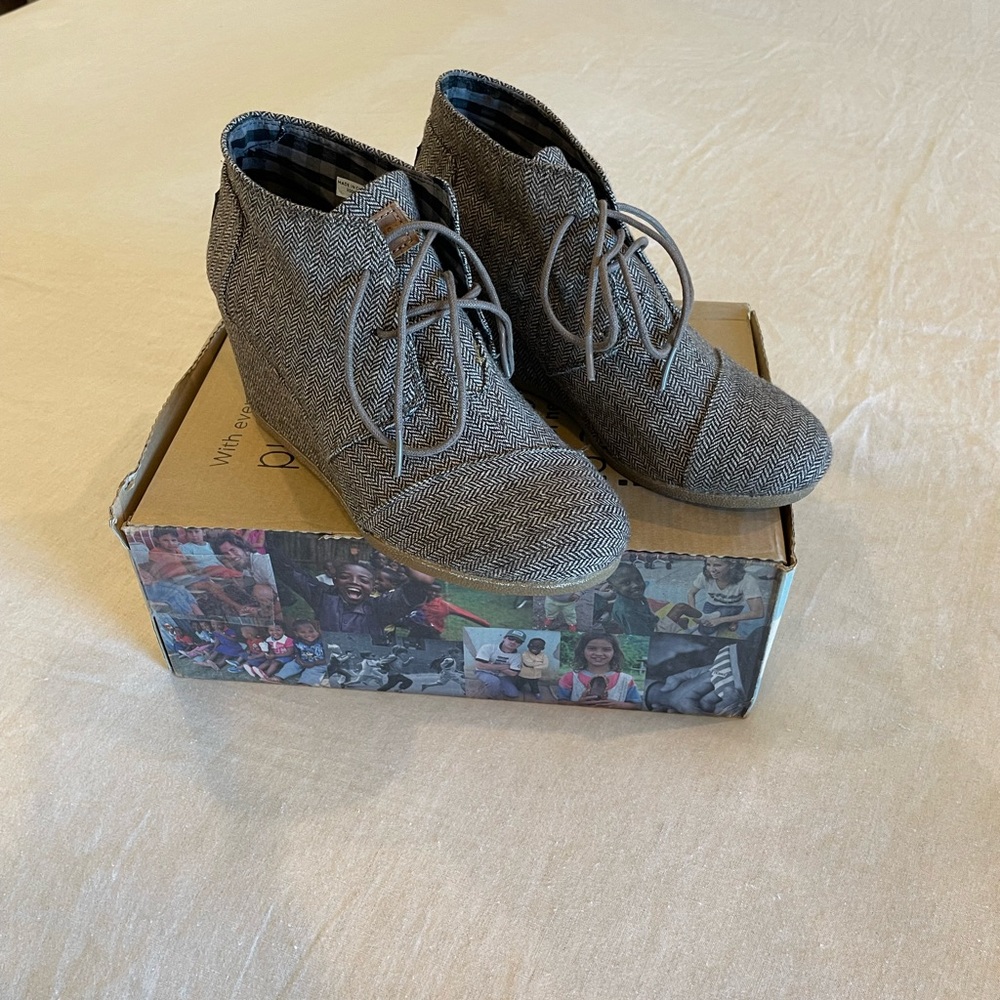 Toms Desert Wedge Herringbone. Gently used. Worn a few times. Cute.